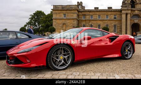 2021 Ferrari F8 Tributo ‘8 PEB’ in mostra presso la Grande Corte di Blenheim Palace il 4th settembre 2022 Foto Stock