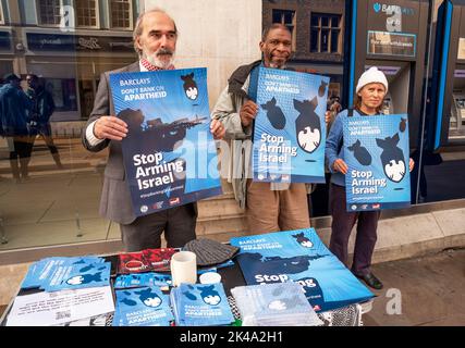 Oxford, Regno Unito. 1st ottobre 2022. Giornata d'azione contro Barclays. Protestare fuori dalla Barclays Bank a Cornmarket Street, Oxford. I manifestanti che chiedono alla banca smettono di investire in compagnie di armi che forniscono a Israele armi e tecnologia militare utilizzate contro i palestinesi. Chiamata dalla Campagna di solidarietà della Palestina, dalla Campagna contro il commercio di armi e dalla Guerra sul desiderio. Credit: Stephen Bell/Alamy Live News Foto Stock