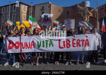 Roma, Italia. 01st Ott 2022. I manifestanti hanno un banner e cartelli che esprimono la loro opinione durante la dimostrazione. Studenti iraniani e cittadini italiani hanno tenuto un raduno a Roma dopo la morte di Mahsa Amini, 22 anni, avvenuta il 16 settembre 2022 a Teheran, dopo essere stata arrestata dalla polizia morale. Credit: SOPA Images Limited/Alamy Live News Foto Stock