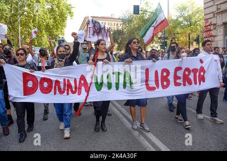 Roma, Italia. 01st Ott 2022. I manifestanti hanno un banner e cartelli che esprimono la loro opinione durante la dimostrazione. Studenti iraniani e cittadini italiani hanno tenuto un raduno a Roma dopo la morte di Mahsa Amini, 22 anni, avvenuta il 16 settembre 2022 a Teheran, dopo essere stata arrestata dalla polizia morale. Credit: SOPA Images Limited/Alamy Live News Foto Stock