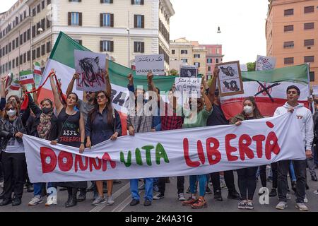 Roma, Italia. 01st Ott 2022. I manifestanti hanno un banner e cartelli che esprimono la loro opinione durante la dimostrazione. Studenti iraniani e cittadini italiani hanno tenuto un raduno a Roma dopo la morte di Mahsa Amini, 22 anni, avvenuta il 16 settembre 2022 a Teheran, dopo essere stata arrestata dalla polizia morale. Credit: SOPA Images Limited/Alamy Live News Foto Stock