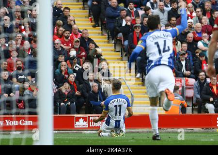 Liverpool, Regno Unito. 01st Ott 2022. Leandro Trossard di Brighton & Hove Albion festeggia dopo aver segnato la sua squadra 3rd gol. Premier League Match, Liverpool / Brighton & Hove Albion at Anfield in Liverpool, sabato 1st ottobre 2022. Questa immagine può essere utilizzata solo per scopi editoriali. Solo per uso editoriale, licenza richiesta per uso commerciale. Nessun utilizzo nelle scommesse, nei giochi o nelle pubblicazioni di un singolo club/campionato/giocatore. pic di Chris Stading/Andrew Orchard SPORTS photography/Alamy Live news Credit: Andrew Orchard SPORTS photography/Alamy Live News Foto Stock