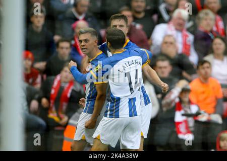 Liverpool, Regno Unito. 01st Ott 2022. Leandro Trossard di Brighton & Hove Albion (l) festeggia con i suoi compagni di squadra dopo aver segnato la sua squadra 3rd gol. Premier League Match, Liverpool / Brighton & Hove Albion at Anfield in Liverpool, sabato 1st ottobre 2022. Questa immagine può essere utilizzata solo per scopi editoriali. Solo per uso editoriale, licenza richiesta per uso commerciale. Nessun utilizzo nelle scommesse, nei giochi o nelle pubblicazioni di un singolo club/campionato/giocatore. pic di Chris Stading/Andrew Orchard SPORTS photography/Alamy Live news Credit: Andrew Orchard SPORTS photography/Alamy Live News Foto Stock