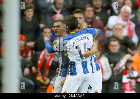 Liverpool, Regno Unito. 01st Ott 2022. Leandro Trossard di Brighton & Hove Albion (l) festeggia con i suoi compagni di squadra dopo aver segnato la sua squadra 3rd gol. Premier League Match, Liverpool / Brighton & Hove Albion at Anfield in Liverpool, sabato 1st ottobre 2022. Questa immagine può essere utilizzata solo per scopi editoriali. Solo per uso editoriale, licenza richiesta per uso commerciale. Nessun utilizzo nelle scommesse, nei giochi o nelle pubblicazioni di un singolo club/campionato/giocatore. pic di Chris Stading/Andrew Orchard SPORTS photography/Alamy Live news Credit: Andrew Orchard SPORTS photography/Alamy Live News Foto Stock