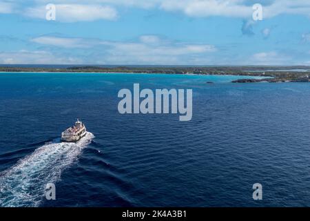 Half Moon Cay, Bahamas. Prendendo il traghetto passeggeri a terra. Foto Stock