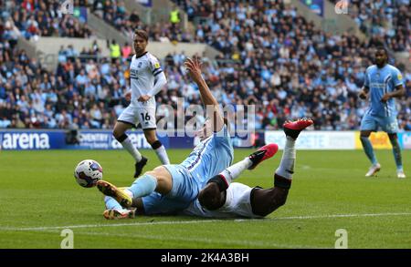 Viktor Gyokeres di Coventry City (a sinistra) e Anfernee Dijksteel di Middlesbrough combattono per la palla durante la partita del campionato Sky Bet presso la Coventry Building Society Arena di Coventry. Data immagine: Sabato 1 ottobre 2022. Foto Stock