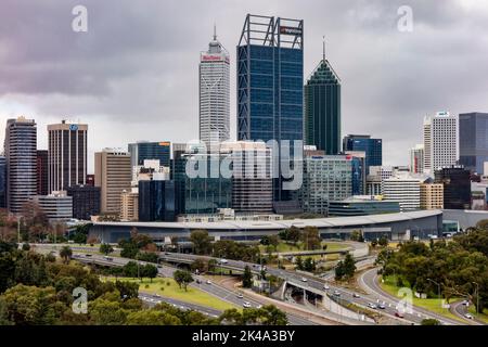 PERTH, Western AUSTRALIA - 15 LUGLIO 2018: Paesaggio urbano con grattacieli di Rio Tinto, Deloitte e BHP Billiton a Perth, Western Australia Foto Stock