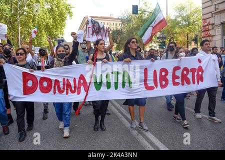 Roma, Italia. 01st Ott 2022. I manifestanti hanno un banner e cartelli che esprimono la loro opinione durante la dimostrazione. Studenti iraniani e cittadini italiani hanno tenuto un raduno a Roma dopo la morte di Mahsa Amini, 22 anni, avvenuta il 16 settembre 2022 a Teheran, dopo essere stata arrestata dalla polizia morale. (Foto di Vincenzo Nuzzolese/SOPA Images/Sipa USA) Credit: Sipa USA/Alamy Live News Foto Stock