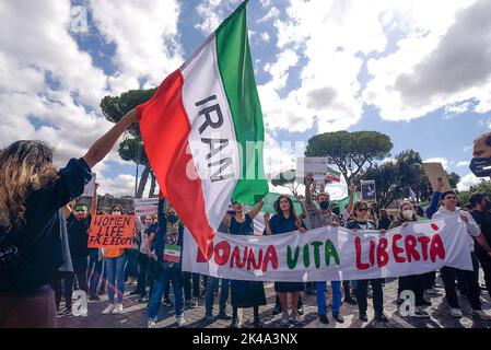 Roma, Italia. 01st Ott 2022. I manifestanti hanno un banner e cartelli che esprimono la loro opinione durante la dimostrazione. Studenti iraniani e cittadini italiani hanno tenuto un raduno a Roma dopo la morte di Mahsa Amini, 22 anni, avvenuta il 16 settembre 2022 a Teheran, dopo essere stata arrestata dalla polizia morale. (Foto di Vincenzo Nuzzolese/SOPA Images/Sipa USA) Credit: Sipa USA/Alamy Live News Foto Stock