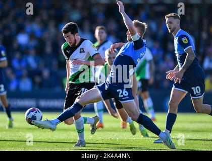 High Wycombe, Regno Unito. 01st Ott 2022. Wycombe Wanderers difensore Jason McCarthy (26) difensore di Plymouth Argyle centrocampista Finn Azaz (18) durante la partita Sky Bet League 1 Wycombe Wanderers vs Plymouth Argyle ad Adams Park, High Wycombe, Regno Unito, 1st ottobre 2022 (Foto di Stanley Kasala/News Images) in High Wycombe, Regno Unito il 10/1/2022. (Foto di Stanley Kasala/News Images/Sipa USA) Credit: Sipa USA/Alamy Live News Foto Stock