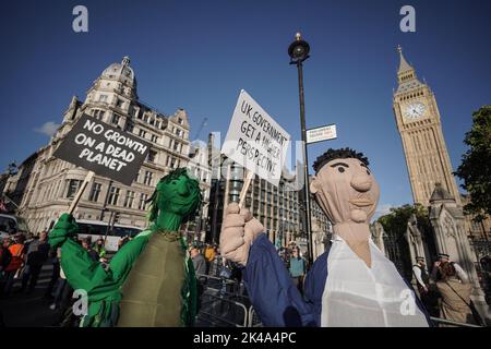 Londra, Regno Unito. 1st ottobre 2022. Attivisti ambientali di una serie di organizzazioni, tra cui Extinction Rebellion e Just Stop Oil, dimostrano in Parliament Square che continuano la loro campagna contro l'uso di combustibili fossili a livello mondiale. Credit: Guy Corbishley/Alamy Live News Foto Stock