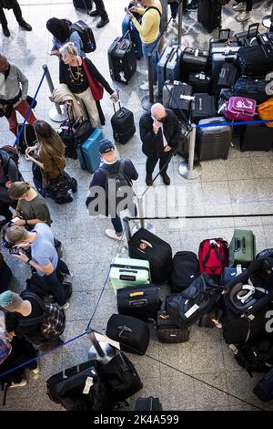 2022-10-01 18:05:27:19 EINDHOVEN - i viaggiatori presso l'aeroporto di Eindhoven sono in fila più a causa di un malfunzionamento tecnico nel sistema di gestione dei bagagli. All'inizio di questo mese, anche il sistema di gestione dei bagagli dell'aeroporto di Eindhoven è stato interrotto e i passeggeri sono stati disturbati dal fatto di non essere in grado di effettuare il check-in. ANP ROB ENGELAAR olanda fuori - belgio fuori Foto Stock