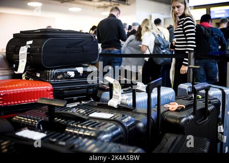 2022-10-01 18:13:00:19 EINDHOVEN - i viaggiatori presso l'aeroporto di Eindhoven sono in fila più a causa di un malfunzionamento tecnico nel sistema di gestione dei bagagli. All'inizio di questo mese, anche il sistema di gestione dei bagagli dell'aeroporto di Eindhoven è stato interrotto e i passeggeri sono stati disturbati dal fatto di non essere in grado di effettuare il check-in. ANP ROB ENGELAAR olanda fuori - belgio fuori Foto Stock