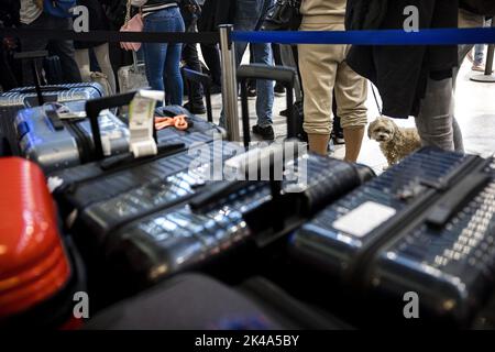 2022-10-01 18:15:29:19 EINDHOVEN - i viaggiatori presso l'aeroporto di Eindhoven sono in fila più a causa di un malfunzionamento tecnico nel sistema di gestione dei bagagli. All'inizio di questo mese, anche il sistema di gestione dei bagagli dell'aeroporto di Eindhoven è stato interrotto e i passeggeri sono stati disturbati dal fatto di non essere in grado di effettuare il check-in. ANP ROB ENGELAAR olanda fuori - belgio fuori Foto Stock