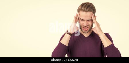 Ragazzo afflitto con occhi chiusi stringi la testa con le mani che soffrono di mal di testa, emicrania. Ritratto del volto uomo, banner con spazio per la copia. Foto Stock