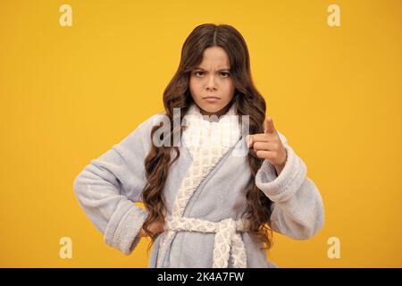 Ragazza adolescente arrabbiata, sconvolto e infelice emozione negativa. Teen in pigiama accappatoio punta a voi. Studio ritratto di tristezza rabbia teen. Ritratto di un Foto Stock