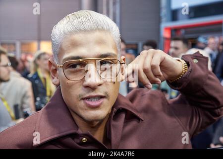 Amburgo, Germania. 01st Ott 2022. Emilio Sakraya, attore, presenta un'intervista sul tappeto rosso per il film 'Rheingold' al Cinemaxx. Credit: Georg Wendt/dpa/Alamy Live News Foto Stock