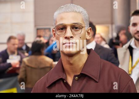 Amburgo, Germania. 01st Ott 2022. Emilio Sakraya, attore, si trova sul tappeto rosso per il film 'Rheingold' al Cinemaxx. Credit: Georg Wendt/dpa/Alamy Live News Foto Stock