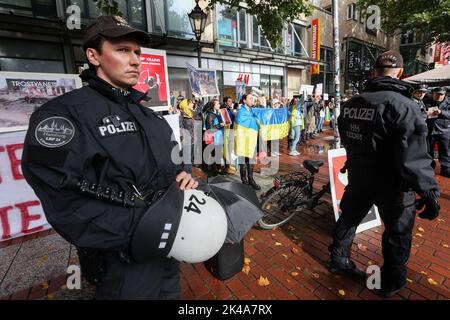 Amburgo, Germania. 01st Ott 2022. Durante una manifestazione di pace, un gruppo di manifestanti ucraini è protetto dalla polizia mentre la manifestazione passa. Credit: Bodo Marks/dpa/Alamy Live News Foto Stock