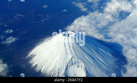 Immagini rare angolo di vista dall'alto di Mt. Fuji montagna e neve bianca coprire su di esso e nuvole chiare e chiaro cielo blu pulito che spara dall'aereo. Foto Stock
