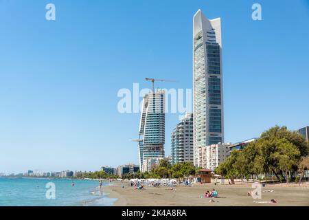 Limassol, Cipro - 16 aprile 2022: Akti Olympion B spiaggia e moderni grattacieli residenziali al mare di Limassol Foto Stock