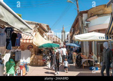 Nicosia, Cipro - 24 ottobre 2022: Bazaar nella parte settentrionale occupata di Nicosia Foto Stock