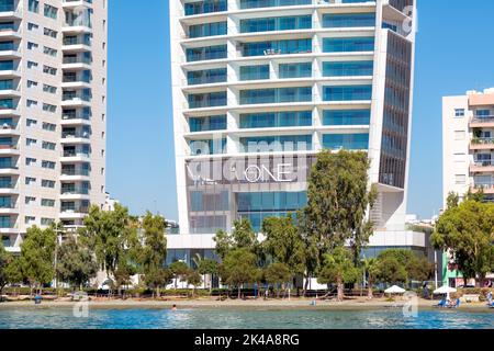 Limassol, Cipro - 16 aprile 2022: Akti Olympion B spiaggia e una torre residenziale di Limassol Foto Stock