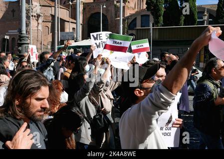 Roma, Italia. 01st Ott 2022. Manifestazione di solidarietà con le donne e le persone iraniane a Roma il 1 ottobre 2022. Centinaia di attivisti italiani e iraniani hanno protestato contro la morte di Mahsa Amini di 22 anni il 13 settembre. (Foto di Elisa Gestri/Sipa USA) Credit: Sipa USA/Alamy Live News Foto Stock