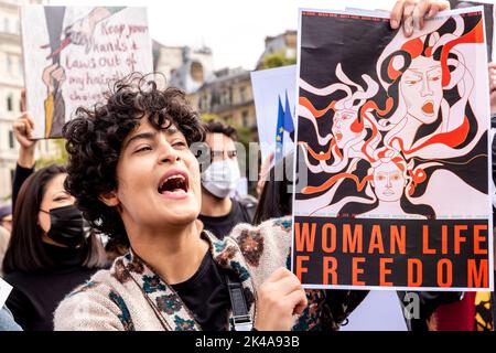 Una donna canta slogan anti-regime durante una protesta di solidarietà con le donne iraniane, come parte delle proteste pianificate a livello mondiale contro il regime della Repubblica islamica dell'Iran dopo la morte di Mahsa Amini a Trafalgar Square, Londra, Regno Unito il 1 ottobre 2022. La morte di Mahsa Amini, 22 anni, dal Kurdistan, arrestato dalla polizia morale di Teheran per non aver indossato correttamente il suo hijab ha inviato un'ondata di proteste in Iran e in tutto il mondo. Amini è stata portata in un centro di detenzione dove è crollata e morì in ospedale. Il motivo della sua morte non è chiaro. Presidente iraniano Ebrahim Raisi Foto Stock