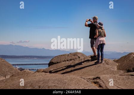 Anacortes, WA USA - 08-14-2022: Coppia senior per ammirare la baia e le montagne dal Cape Sante Park Foto Stock