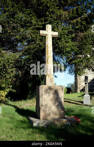 Il memoriale di guerra a St. Michael e all Angels Churchyard, Ufton, Warwickshire, Inghilterra, Regno Unito Foto Stock