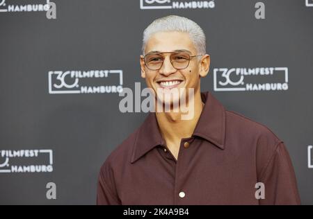 Amburgo, Germania. 01st Ott 2022. Emilio Sakraya, attore, si trova sul tappeto rosso per il film 'Rheingold' al Cinemaxx. Credit: Georg Wendt/dpa/Alamy Live News Foto Stock