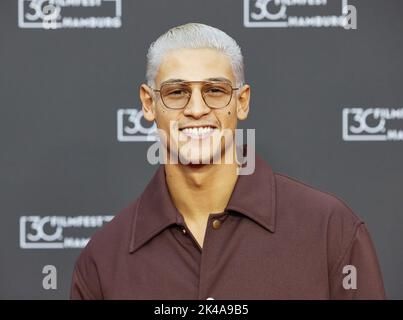 Amburgo, Germania. 01st Ott 2022. Emilio Sakraya, attore, si trova sul tappeto rosso per il film 'Rheingold' al Cinemaxx. Credit: Georg Wendt/dpa/Alamy Live News Foto Stock