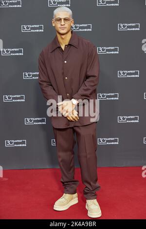 Amburgo, Germania. 01st Ott 2022. Emilio Sakraya, attore, si trova sul tappeto rosso per il film 'Rheingold' al Cinemaxx. Credit: Georg Wendt/dpa/Alamy Live News Foto Stock