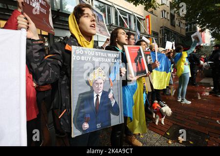 Amburgo, Germania. 01st Ott 2022. A margine di una manifestazione di pace, un gruppo di manifestanti ucraini protestano con cartelli e striscioni. Credit: Bodo Marks/dpa/Alamy Live News Foto Stock