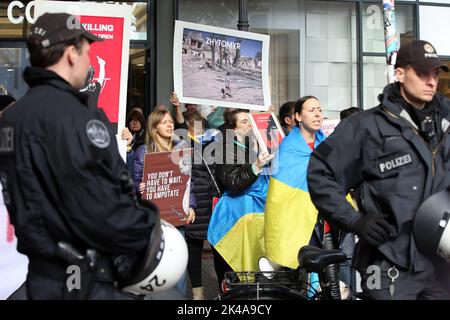 Amburgo, Germania. 01st Ott 2022. Durante una manifestazione di pace, un gruppo di manifestanti ucraini è protetto dalla polizia mentre la manifestazione passa. Credit: Bodo Marks/dpa/Alamy Live News Foto Stock