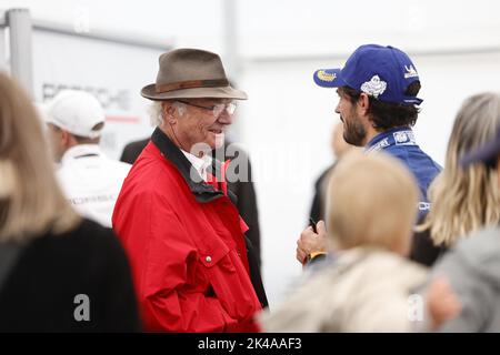 Re Carl Gustaf parla al principe Carl Philip dopo gara 2 del Porsche Sprint Challenge che il principe Carl Philip vinse durante le gare al Mantorp Park, Svezia, 1 ottobre 2022 . Foto: Stefan Jerrevång / TT / code 60160 Foto Stock