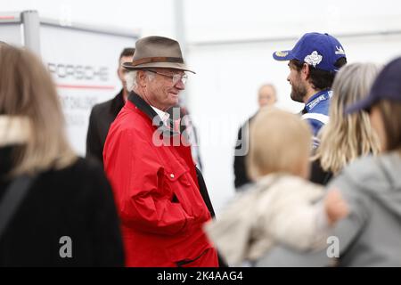 Re Carl Gustaf parla al principe Carl Philip dopo gara 2 del Porsche Sprint Challenge che il principe Carl Philip vinse durante le gare al Mantorp Park, Svezia, 1 ottobre 2022 . Foto: Stefan Jerrevång / TT / code 60160 Foto Stock