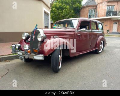 Bernal, Argentina - 18 settembre 2022: Vecchio rosso Mercedes Benz 170 w136 station station wagon vagone parcheggiato in strada. Spettacolo di auto classica. Foto Stock