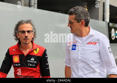 Singapore. 1st 2022 ottobre ; Marina Bay, Singapore, Gran Premio FIA di Formula 1: Giornata di qualificazione: Haas F1 Team Principal, Guenther Steiner chiacchiera con la Scuderia Ferrari Team Racing Director e responsabile pista, Laurent Mekies Credit: Action Plus Sports Images/Alamy Live News Foto Stock