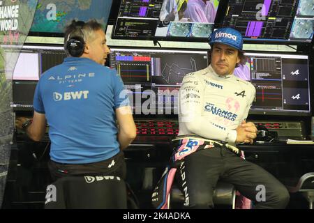 Singapore. Ottobre 1st 2022 ; Marina Bay, Singapore, Singapore Gran Premio FIA Formula 1: Giornata di qualificazione: BWT Alpine F1 Team, Fernando Alonso siede sul muro dei box in attesa della prova 3 per iniziare Credit: Action Plus Sports Images/Alamy Live News Foto Stock