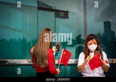 Hong Kong, WAN Chai, Cina. 1st Ott 2022. Donne con bandiere nazionali cinesi sui loro vestiti e il volto visto durante la Giornata nazionale della Cina in Piazza Bauhinia d'Oro. La Cina celebra il 73rd° anniversario della sua fondazione, avvenuta il 1 ottobre. (Credit Image: © Alex Chan Tsz Yuk/SOPA Images via ZUMA Press Wire) Credit: ZUMA Press, Inc./Alamy Live News Foto Stock