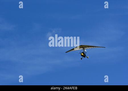 volo in microfiltro nel cielo Foto Stock