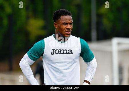 Swansea, Galles. 1 ottobre 2022. Geoffroy Bony di Swansea City durante il warm-up pre-partita prima della partita della Professional Development League tra Swansea City Under 18 e Charlton Athletic Under 18 alla Swansea City Academy di Swansea, Galles, Regno Unito, il 1 ottobre 2022. Credit: Duncan Thomas/Majestic Media. Credit: Majestic Media Ltd/Alamy Live News Foto Stock