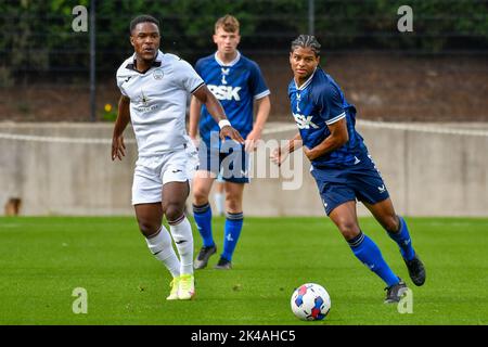 Swansea, Galles. 1 ottobre 2022. Geoffroy Bony di Swansea City guarda la palla con Henry Rylah di Charlton Athletic durante il gioco della Professional Development League tra Swansea City Under 18 e Charlton Athletic Under 18 alla Swansea City Academy di Swansea, Galles, Regno Unito il 1 ottobre 2022. Credit: Duncan Thomas/Majestic Media. Credit: Majestic Media Ltd/Alamy Live News Foto Stock