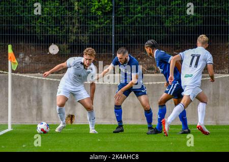 Swansea, Galles. 1 ottobre 2022. Iwan Morgan di Swansea City sotto la pressione di Mason Hunter di Charlton Athletic durante il gioco della Professional Development League tra Swansea City Under 18 e Charlton Athletic Under 18 alla Swansea City Academy di Swansea, Galles, Regno Unito, il 1 ottobre 2022. Credit: Duncan Thomas/Majestic Media. Credit: Majestic Media Ltd/Alamy Live News Foto Stock