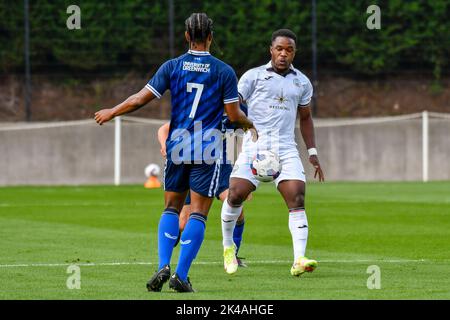 Swansea, Galles. 1 ottobre 2022. Geoffroy Bony di Swansea City controlla la palla nonostante le attenzioni di Henry Rylah di Charlton Athletic durante il gioco della Professional Development League tra Swansea City Under 18 e Charlton Athletic Under 18 alla Swansea City Academy di Swansea, Galles, Regno Unito, il 1 ottobre 2022. Credit: Duncan Thomas/Majestic Media. Credit: Majestic Media Ltd/Alamy Live News Foto Stock