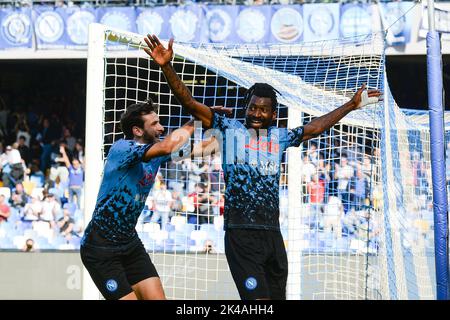 Khvicha Kvaratskhelia festeggia con André-Frank Anguissa dopo il secondo gol della SSC Napoli festeggia con i compagni di squadra dopo aver segnato durante la Serie Foto Stock
