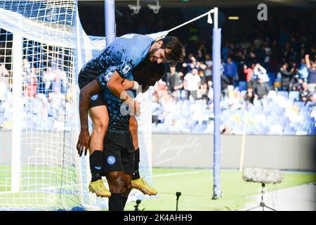 Khvicha Kvaratskhelia festeggia con André-Frank Anguissa dopo il secondo gol della SSC Napoli festeggia con i compagni di squadra dopo aver segnato durante la Serie Foto Stock