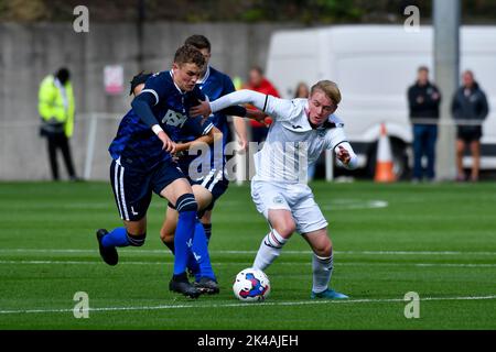 Swansea, Galles. 1 ottobre 2022. Harvey Kedwell di Charlton Athletic batte per il possesso con Daniel Watts di Swansea City durante il gioco della Professional Development League tra Swansea City Under 18 e Charlton Athletic Under 18 alla Swansea City Academy di Swansea, Galles, Regno Unito il 1 ottobre 2022. Credit: Duncan Thomas/Majestic Media. Credit: Majestic Media Ltd/Alamy Live News Foto Stock